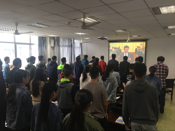 十大体育外围平台排名师生集中观看第十九次全国代表大会开幕式2.png